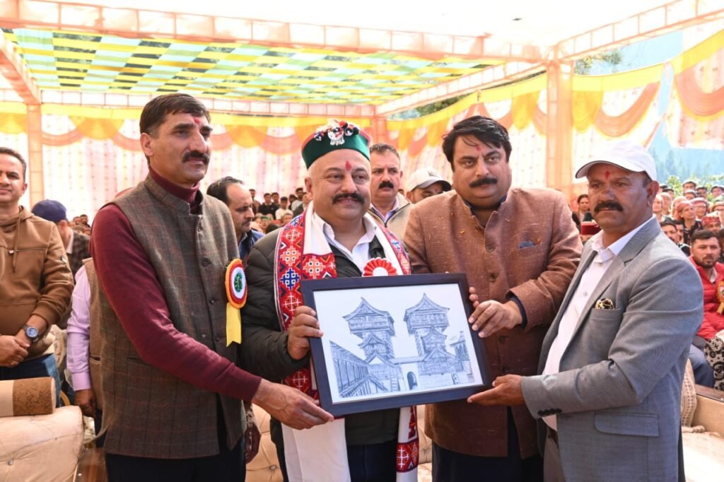 hp-education-minister-honors-young-achievers