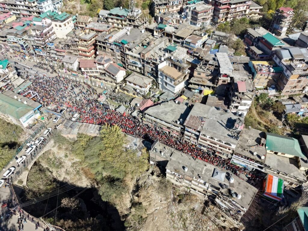 रोहड़ू में राजा वीरभद्र सिंह की प्रतिमा का भव्य अनावरण, सन्दौर पुल का लोकार्पण 9 rohru statue inauguration sandour bridge virbhadra singh13