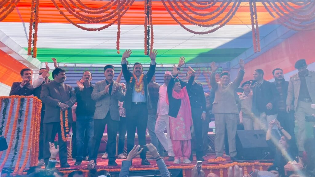 रोहड़ू में राजा वीरभद्र सिंह की प्रतिमा का भव्य अनावरण, सन्दौर पुल का लोकार्पण 3 rohru statue inauguration sandour bridge virbhadra singh3