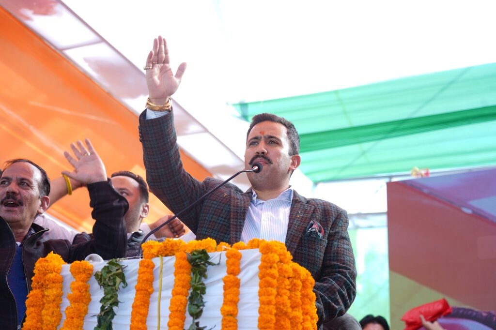 रोहड़ू में राजा वीरभद्र सिंह की प्रतिमा का भव्य अनावरण, सन्दौर पुल का लोकार्पण 4 rohru statue inauguration sandour bridge virbhadra singh4