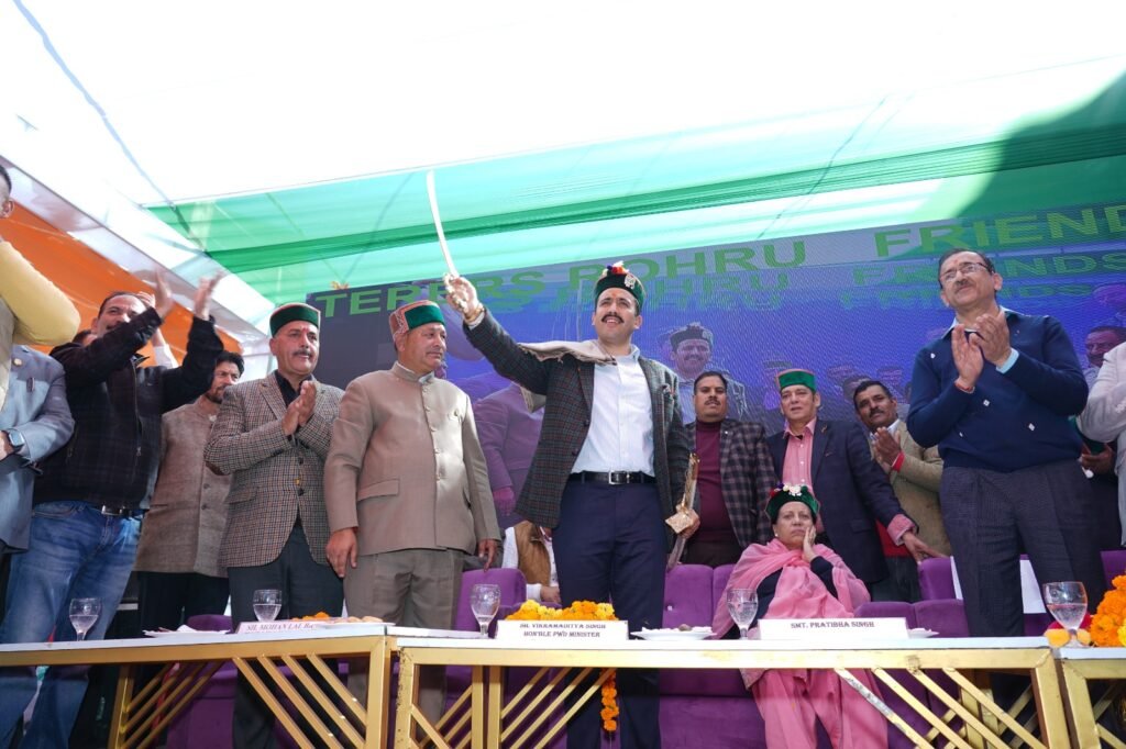 रोहड़ू में राजा वीरभद्र सिंह की प्रतिमा का भव्य अनावरण, सन्दौर पुल का लोकार्पण 5 rohru statue inauguration sandour bridge virbhadra singh5