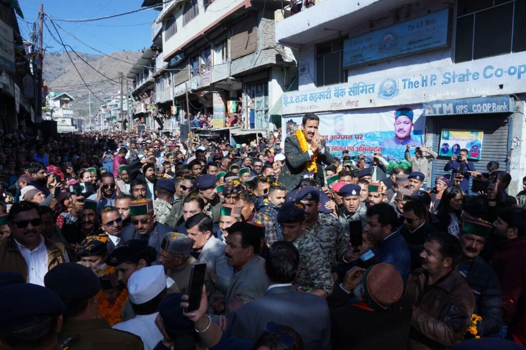 रोहड़ू में राजा वीरभद्र सिंह की प्रतिमा का भव्य अनावरण, सन्दौर पुल का लोकार्पण 6 rohru statue inauguration sandour bridge virbhadra singh6