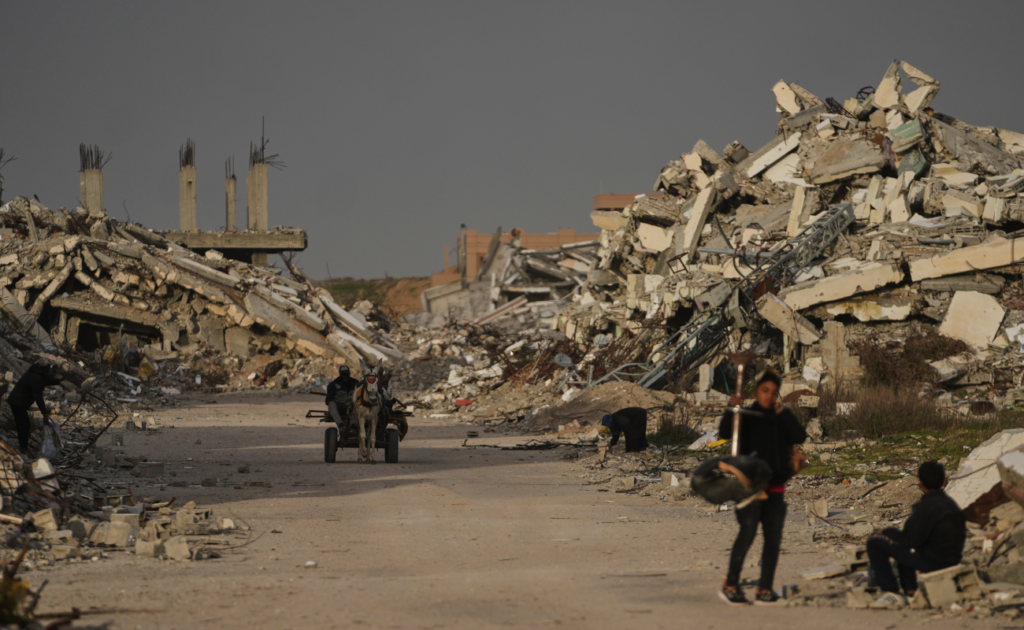 गाजा: मलबे के ढेर से उठी उम्मीद, आर्थिक तंगी के बीच युवाओं का 'इनोवेशन' बना जीने का सहारा