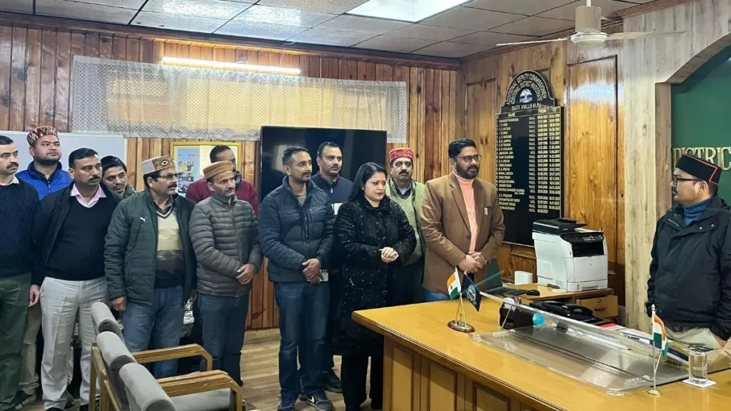 कुल्लू: पटवारी से मारपीट पर भड़के कर्मचारी, ‘कलम छोड़ हड़ताल’ से कामकाज ठप कुल्लू: पटवारी से मारपीट पर भड़के कर्मचारी, 'कलम छोड़ हड़ताल' से कामकाज ठप