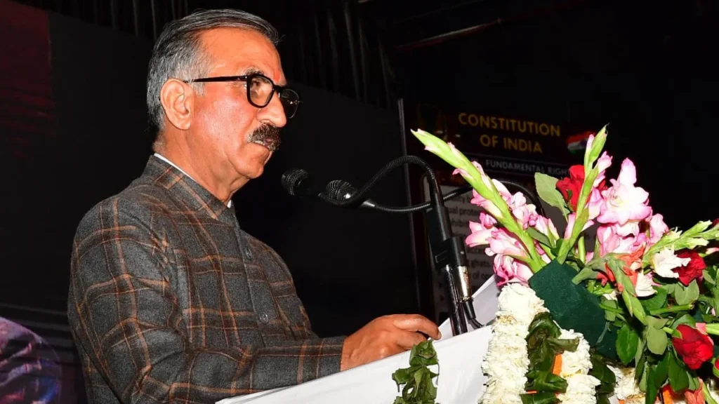 CJI की मौजूदगी में CM ने RDG हटाने को राज्य के हक का मसला बताया मंडी में न्यायिक परिसर की आधारशिला कार्यक्रम में मंच पर CM सुखविंदर सिंह सुक्खू और पास में बैठे CJI सूर्य कांत।