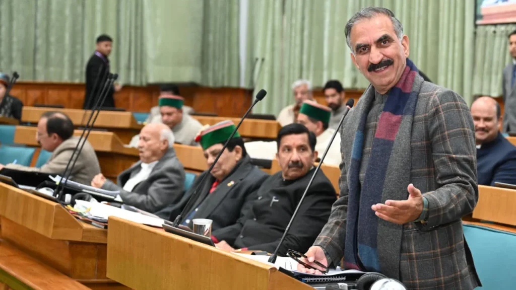 हिमाचल के ग्रामीण स्वास्थ्य केंद्र में डॉक्टर मरीज देखता हुआ