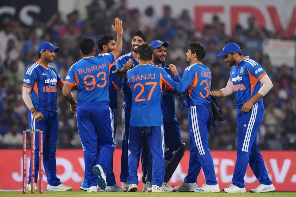 टी20 विश्व कप मैच के दौरान विकेट मिलने पर मैदान में जश्न मनाते भारतीय क्रिकेट खिलाड़ी