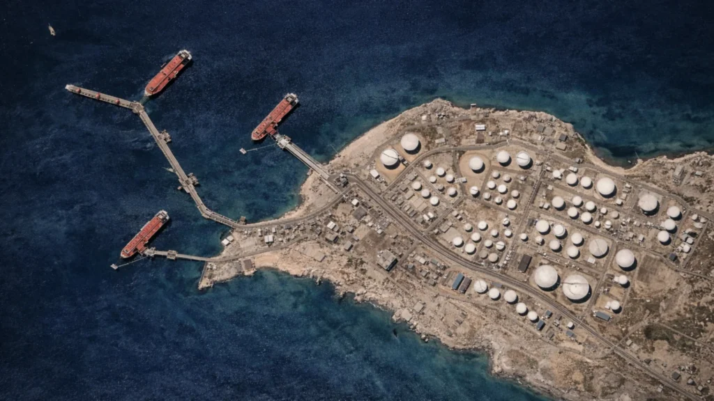 हॉर्मुज़ जलडमरूमध्य की सुरक्षा को लेकर ट्रंप की सहयोगियों से अपील फारस की खाड़ी में स्थित ईरान के खार्ग द्वीप पर तेल भंडारण टैंक और टर्मिनल का सैटेलाइट दृश्य