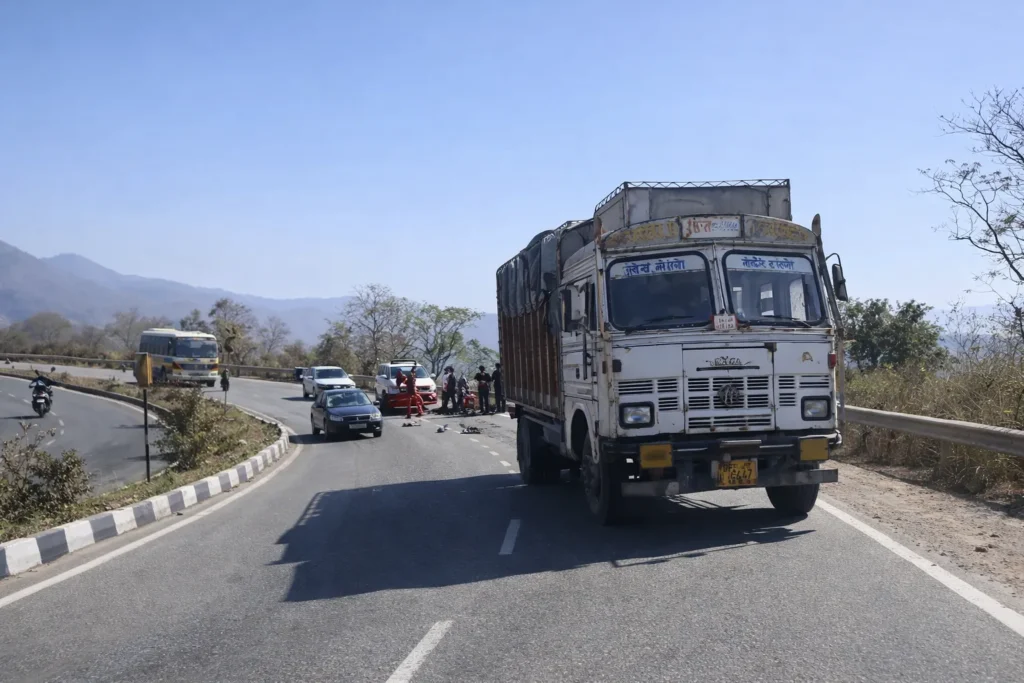 किरतपुर-नेरचौक फोरलेन पर हादसा, बाइक सवार की मौत किरतपुर-नेरचौक फोरलेन पर ट्रक और बाइक की टक्कर के बाद सड़क पर खड़ा ट्रक, आसपास मौजूद लोग और राहतकर्मी